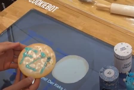 HoLLiE, el robot pastelero decorador de cookies